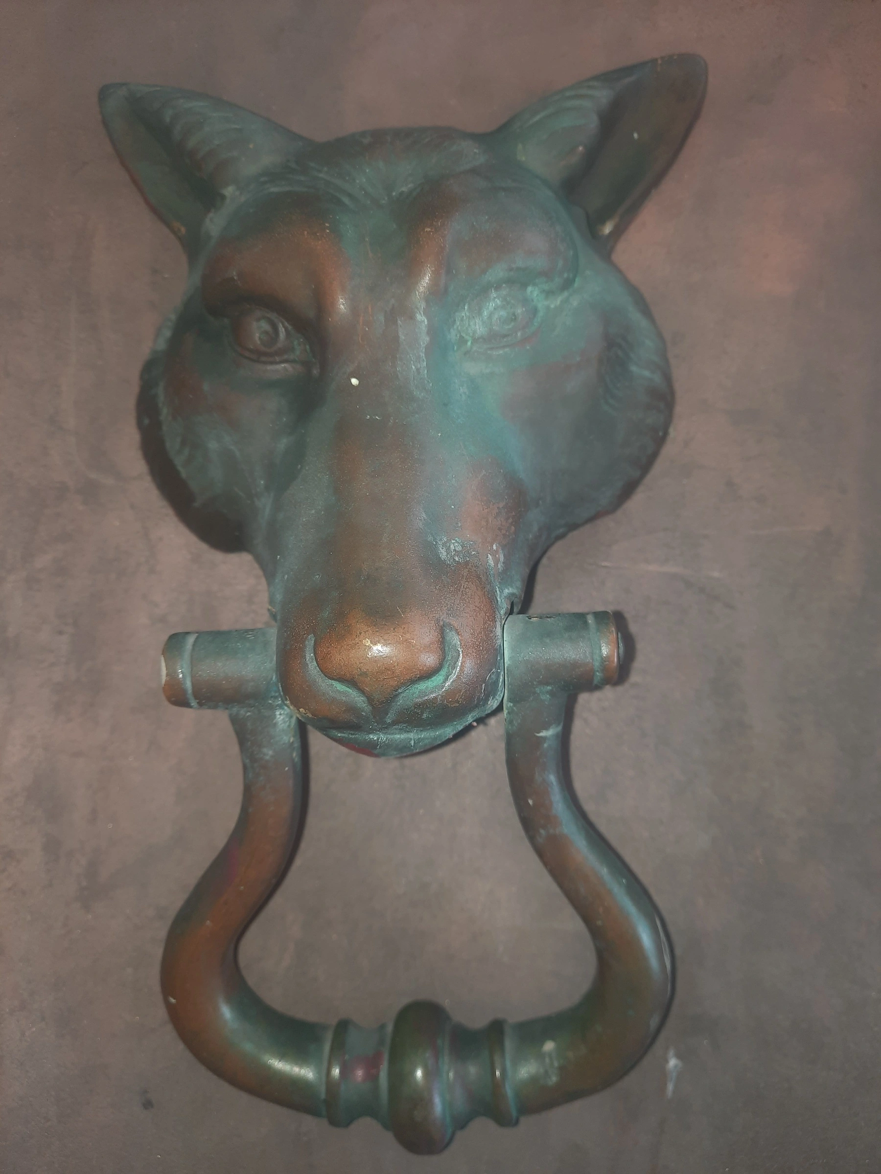 Heurtoir oxydé à tête animale avec oreilles pointues et anneau, avant restauration