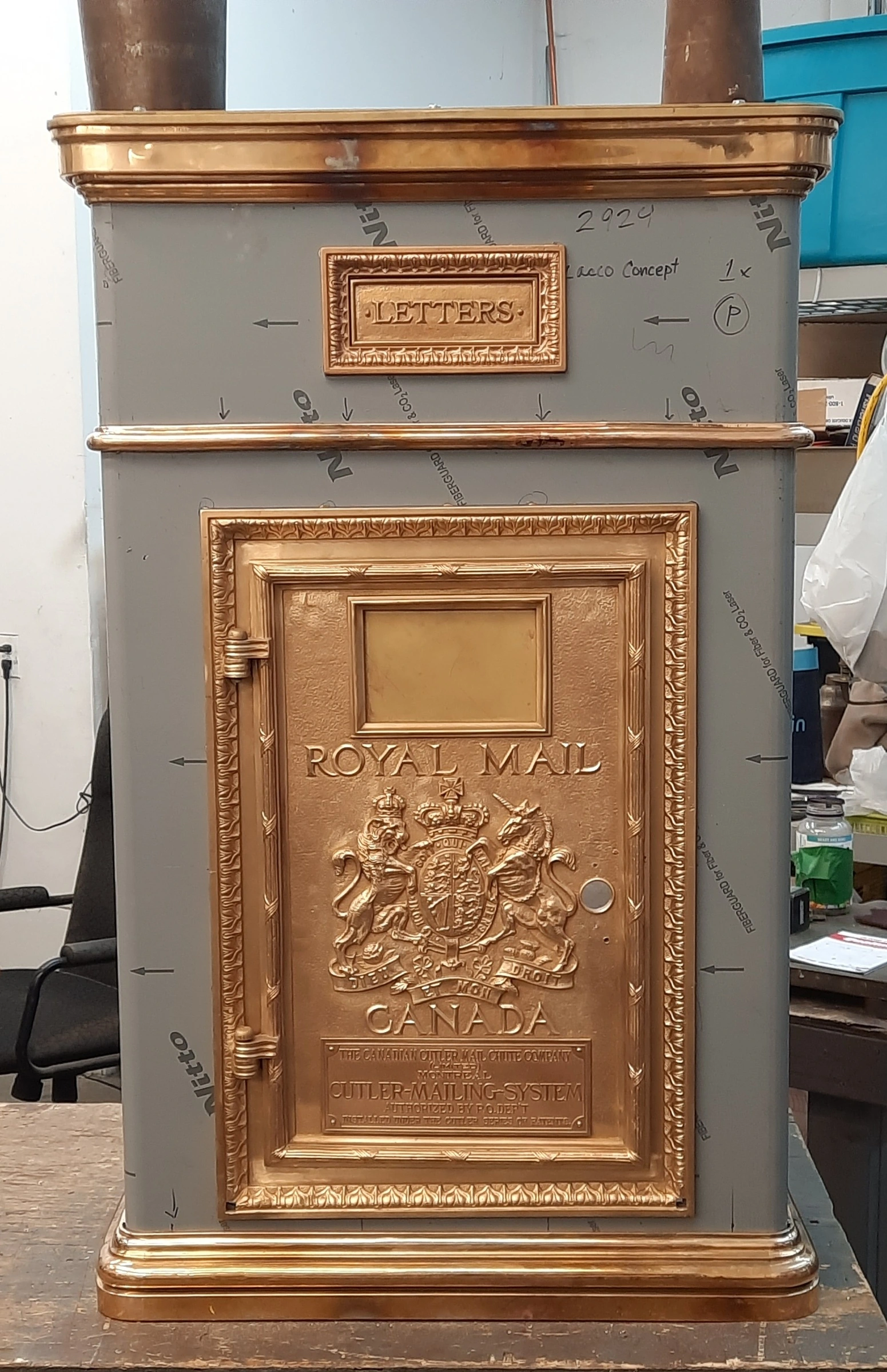 Boîte aux lettres ancienne avant restauration