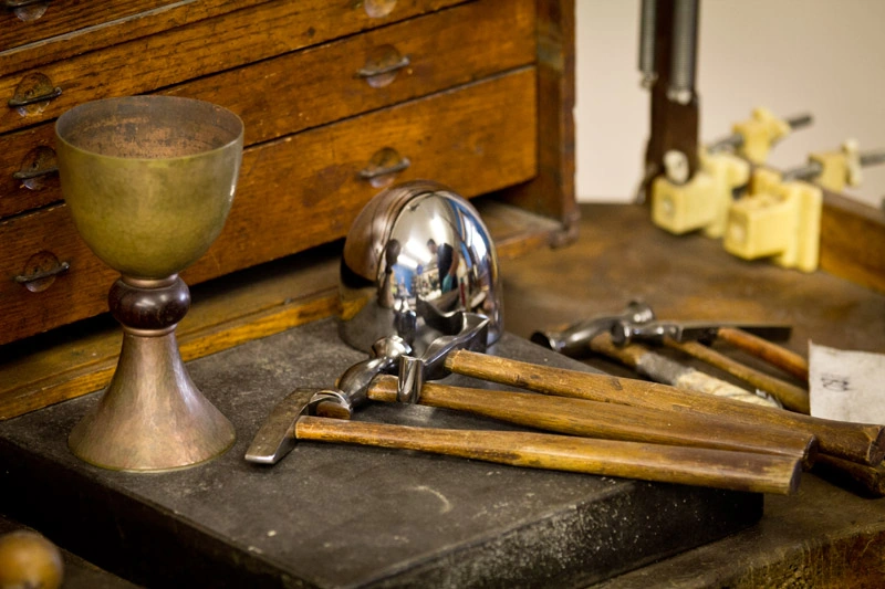 Calice et marteaux sur un établi de restauration