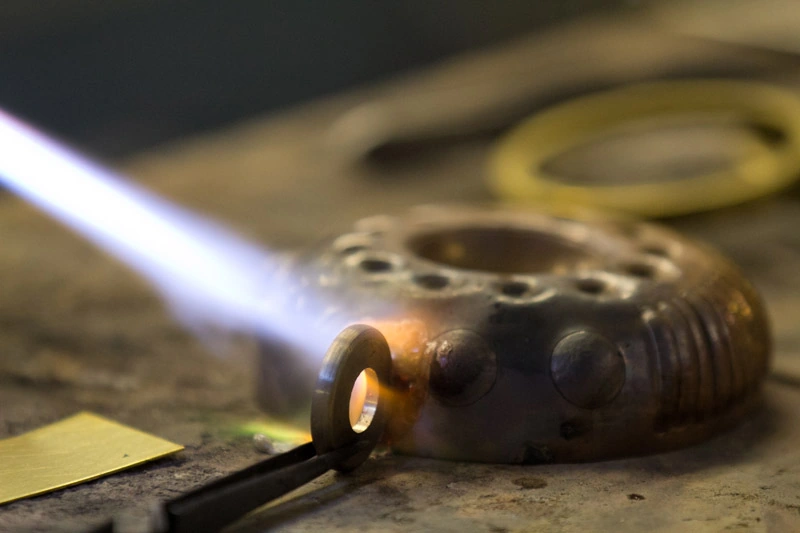 Gros plan d’une flamme de chalumeau sur une pièce métallique