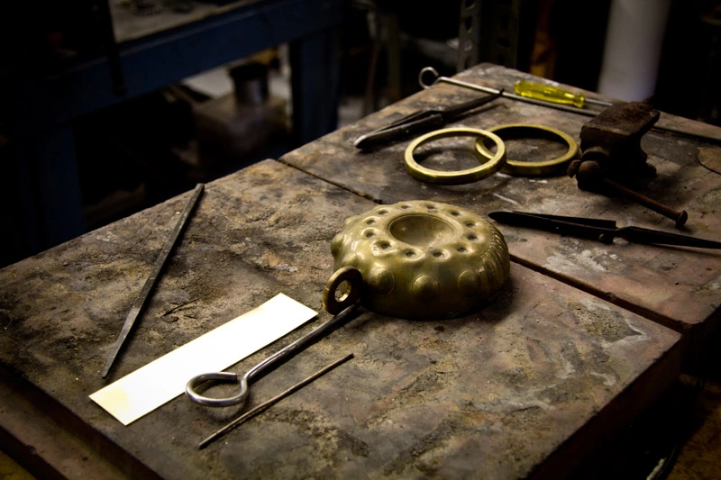 Pièce métallique bombée et perforée avec outils de réparation