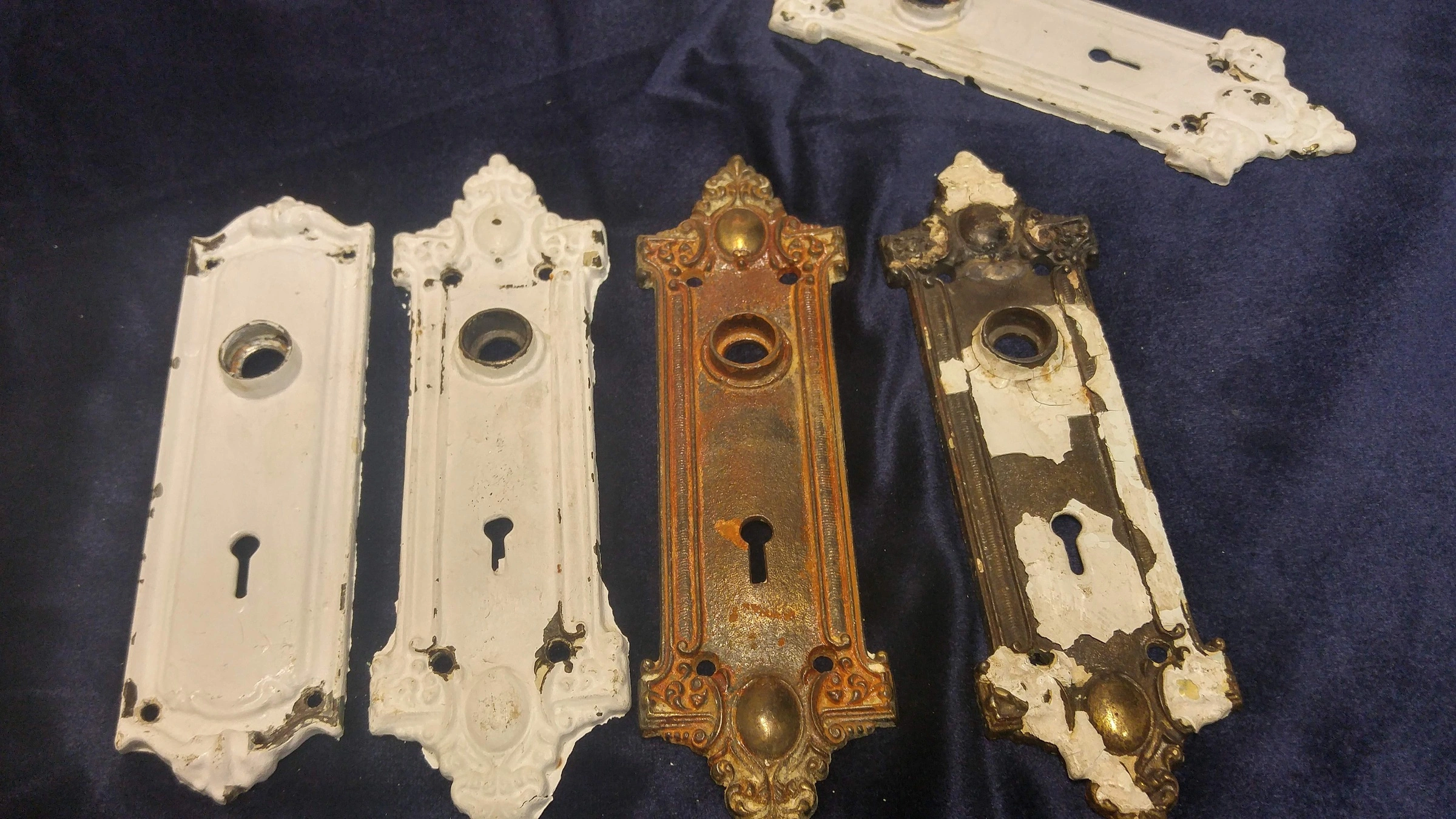 Plaques de porte avant restauration