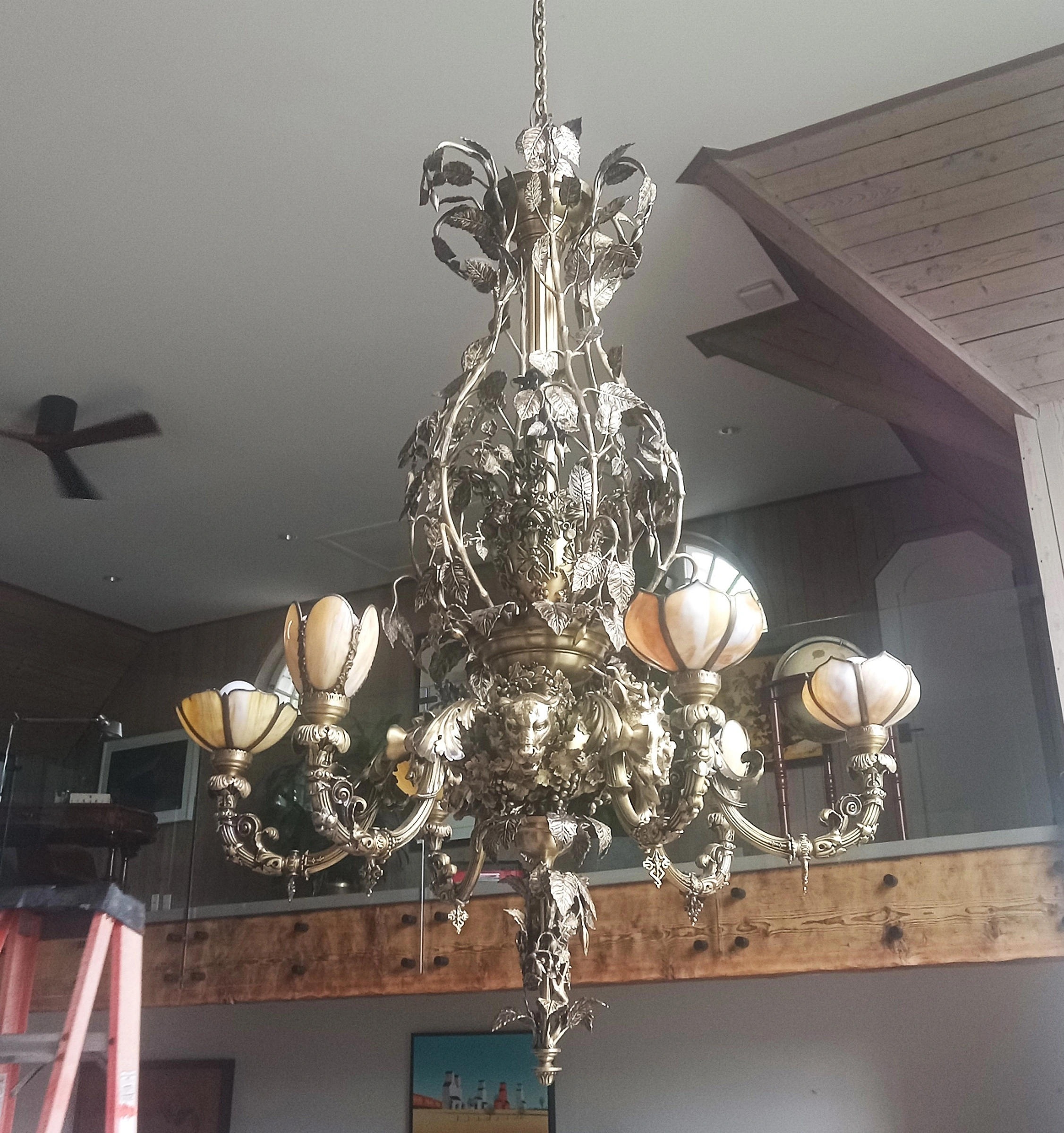 Grand lustre ancien après restauration
