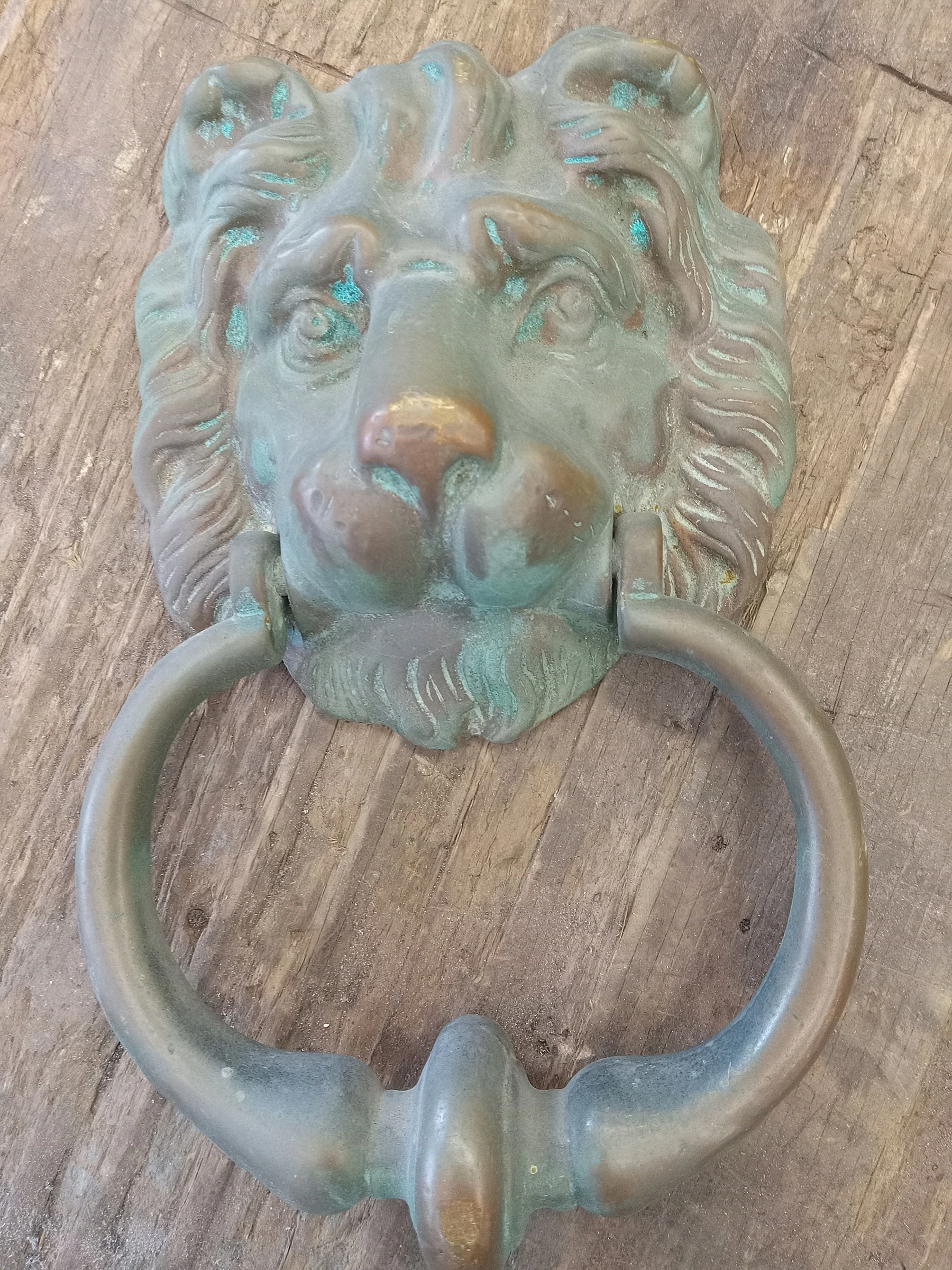 Heurtoir à tête de lion oxydé avant restauration