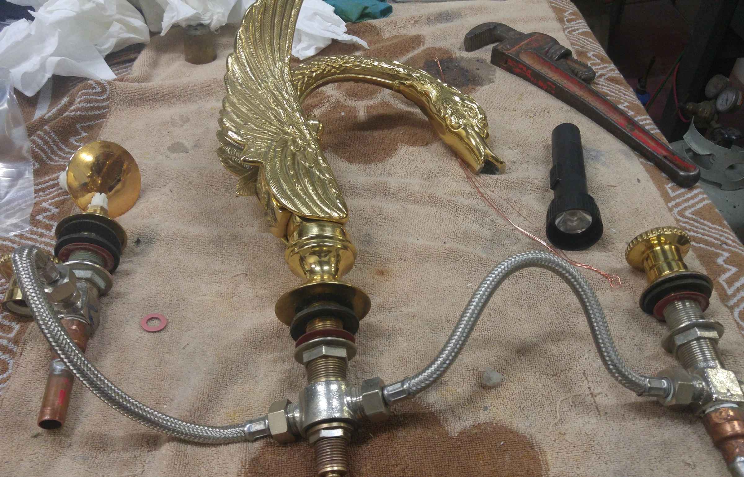 Robinet en forme de cygne avant restauration