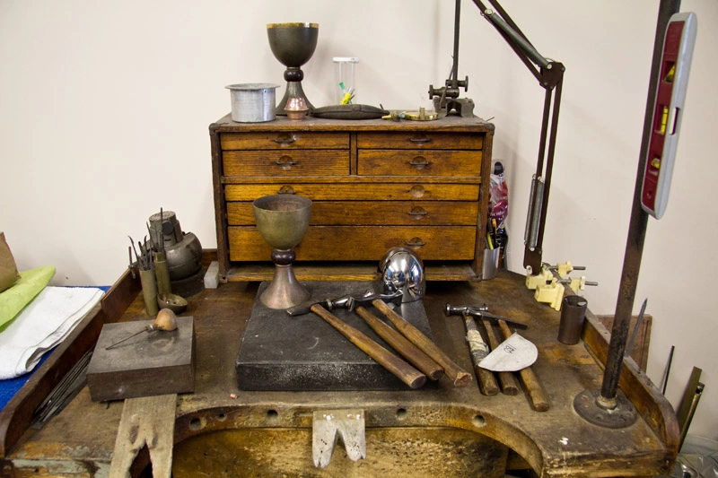 Établi avec calice, marteaux et outils de restauration